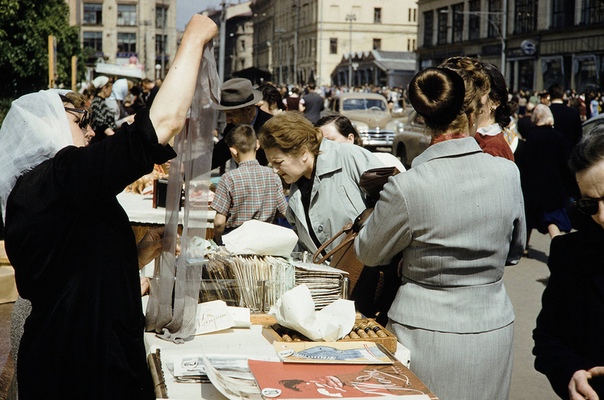 Уличная торговля в советской Москве на цветных фотографиях 1959г. Хрущёвская оттепель стала тем благодатным периодом, когда в СССР начали приезжать туристы и фотожурналисты из западных стран,