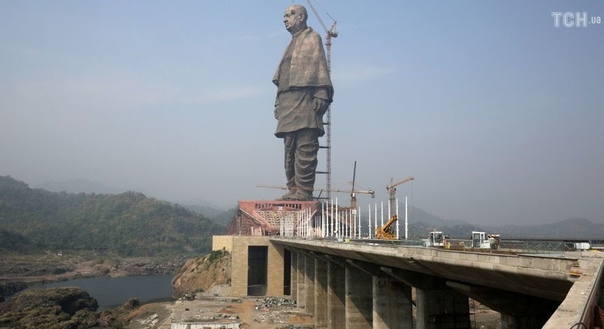 Высочайшая статуя в мире открыта в Индии Монумент установлен в честь последователя Ганди Валлабхаи Пателя.В индийском штате Гуджарат открыли Статую Единства, ставшую высочайшей в мире. Монумент