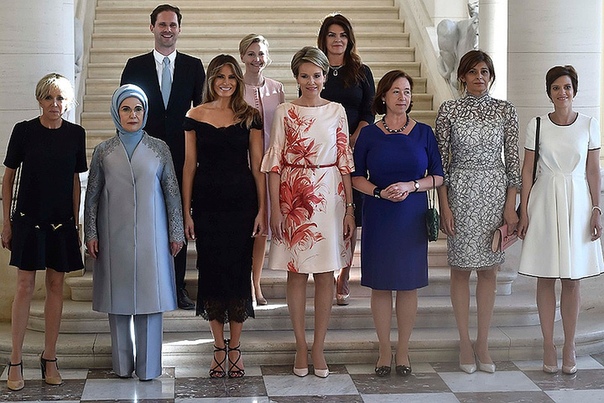 официальное фото жен президентов стран нато. мужчина... гей.он первая леди люксембурга.