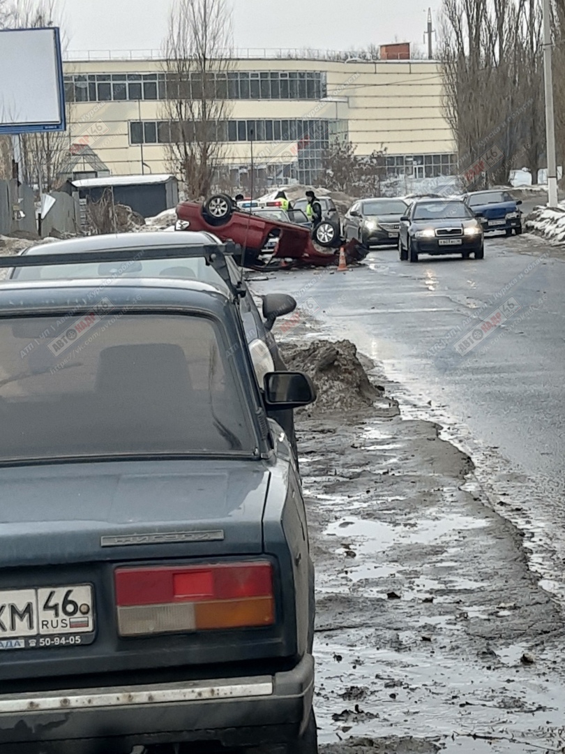 В Курске «ФОЛЬКСВАГЕН» опрокинулся в кювет - двое пострадавших