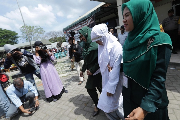 Молодую пару публично отлупили палками за обнимашки в Индонезии Парень и девушка были пойманы