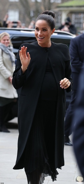 Нескучная классика: Меган Маркл в черном пальто на встрече в Лондонском городском университете 
